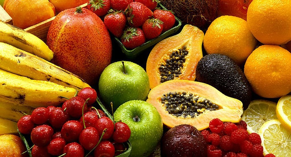 Alimentos Ricos em Fibras: Veja Quais Opções Incluir na Dieta para Melhorar Sua Saúde 22 Mamao abacate framboesa amora e laranja