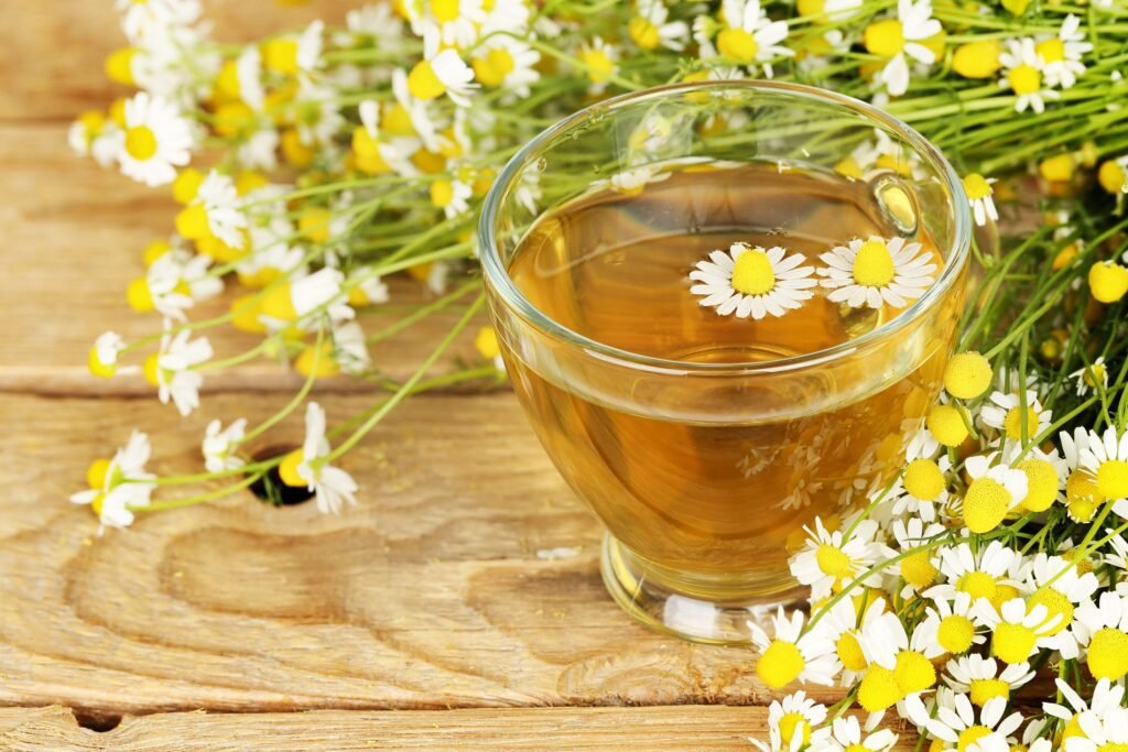 Alimentos Que Impedem Você de Ter uma Boa Noite de Sono (e Você Deve Parar de Comer) 1 cha de camomila