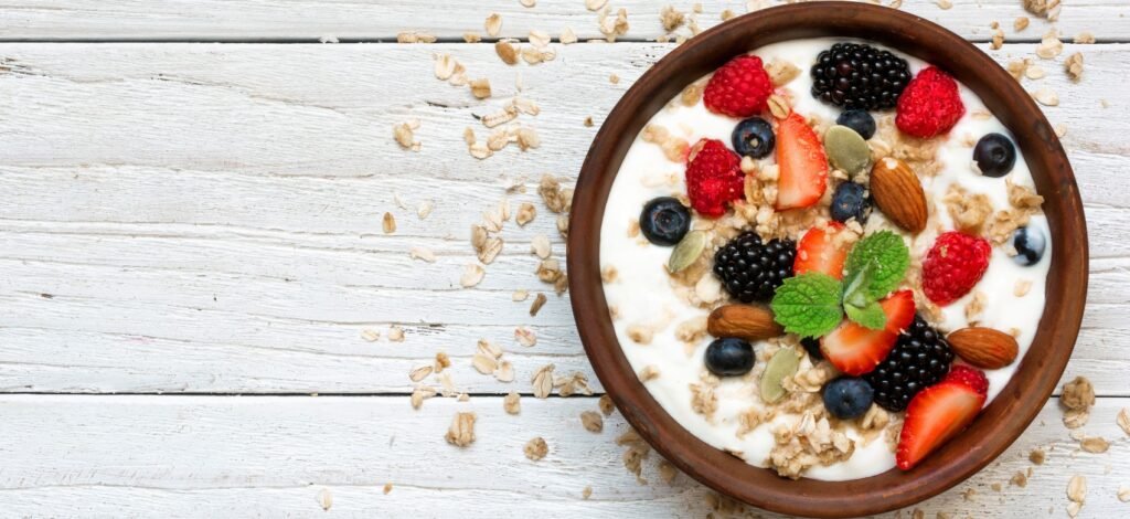 As 10 Piores e as 10 Melhores Frutas para Sua Dieta: Descubra Quais Vale a Penha Incluir no Seu Cardápio 3 fruta com iogurte e aveia