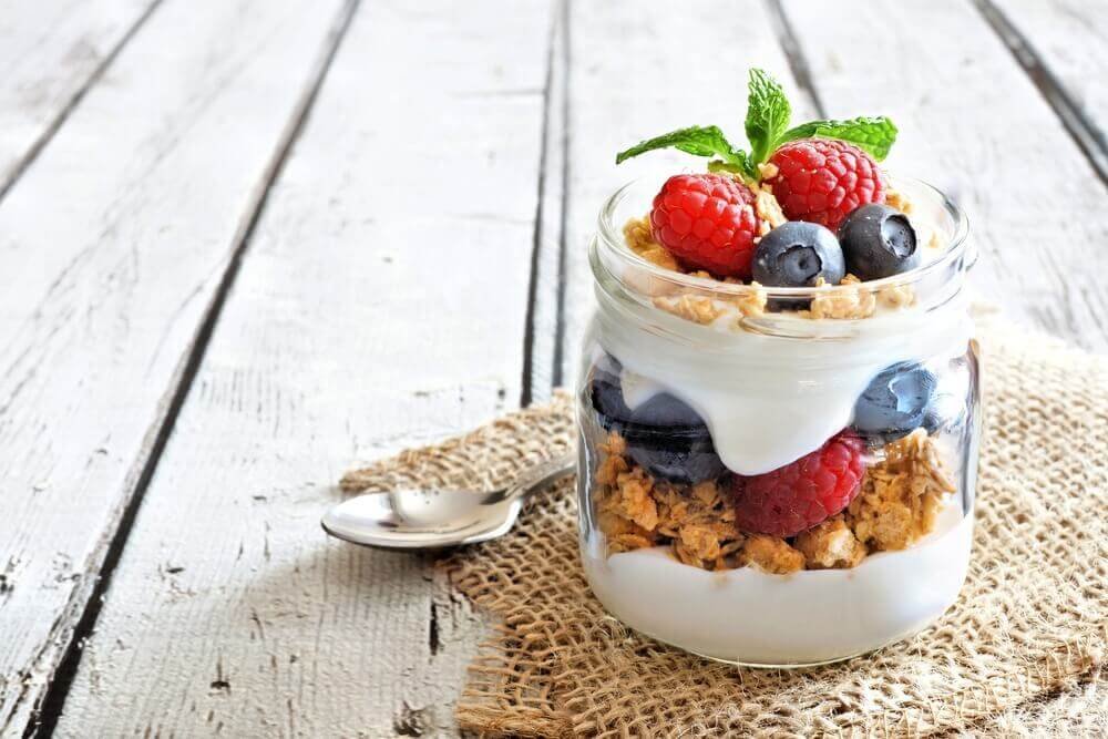 As 10 Piores e as 10 Melhores Frutas para Sua Dieta: Descubra Quais Vale a Penha Incluir no Seu Cardápio 4 iogurte caseiro de frutas