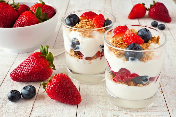 As 10 Piores e as 10 Melhores Frutas para Sua Dieta: Descubra Quais Vale a Penha Incluir no Seu Cardápio 6 iogurte com fruta