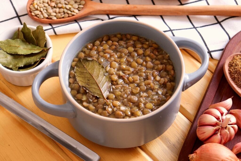 Alimentos Ricos em Fibras: Veja Quais Opções Incluir na Dieta para Melhorar Sua Saúde 14 lentilha e rica em fibras e pode ser usada em pratos quentes ou frios
