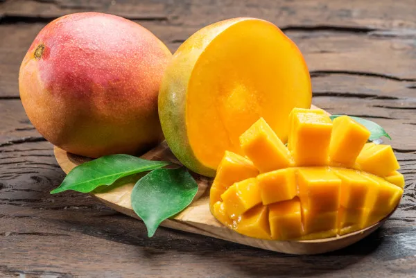 As 10 Piores e as 10 Melhores Frutas para Sua Dieta: Descubra Quais Vale a Penha Incluir no Seu Cardápio 1 manga e uma das frutas mais caloricas