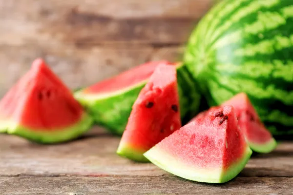 As 10 Piores e as 10 Melhores Frutas para Sua Dieta: Descubra Quais Vale a Penha Incluir no Seu Cardápio 2 melancia e refrescante e de baixa caloria