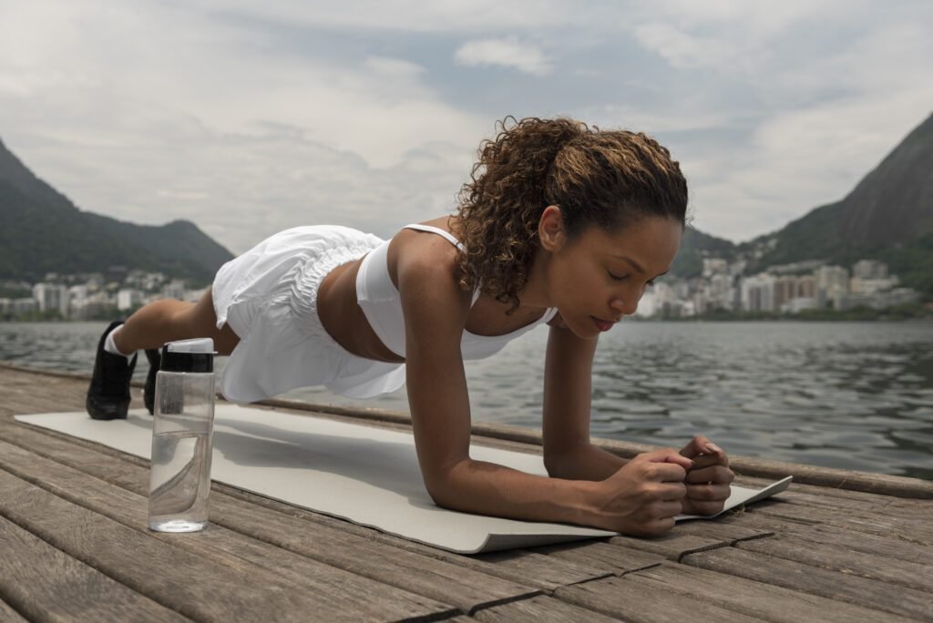 Sem Barriga: 3 Exercícios que Acabam com a Gordura Abdominal 1 woman with visible abs doing fitness 1